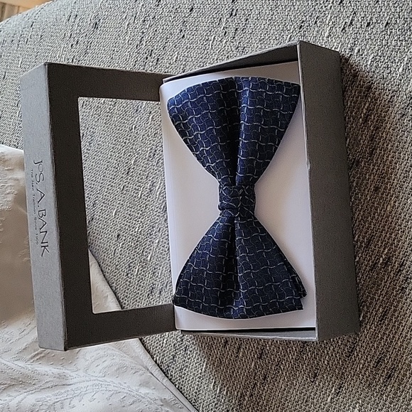 NIB Jos A. Banks bowtie - Picture 2 of 4
